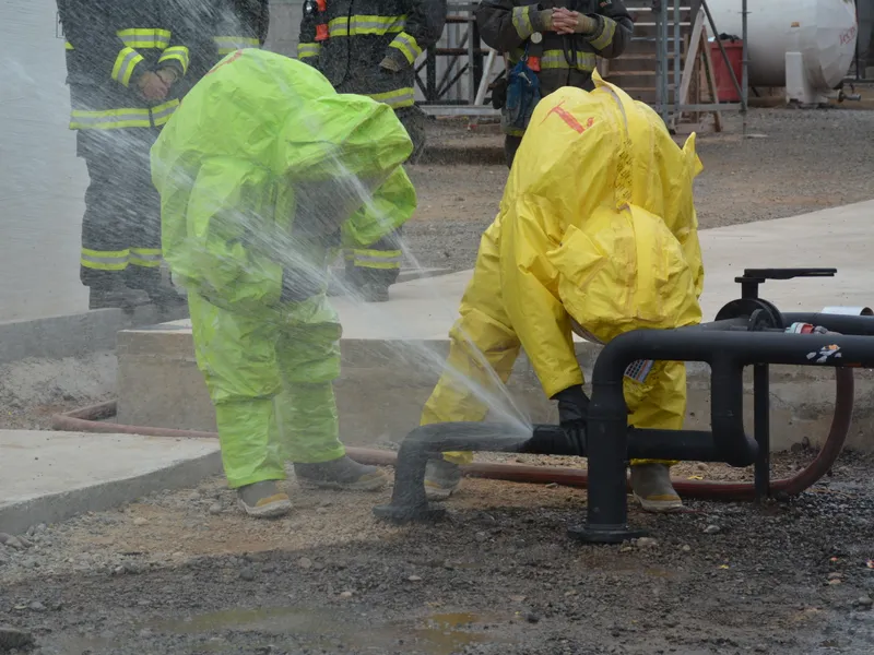 Entrenamiento con trajes HazMat en el Centro de Entrenamiento