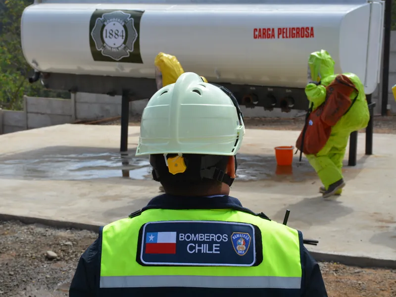 Instrucción de Bomberos en zona de práctica